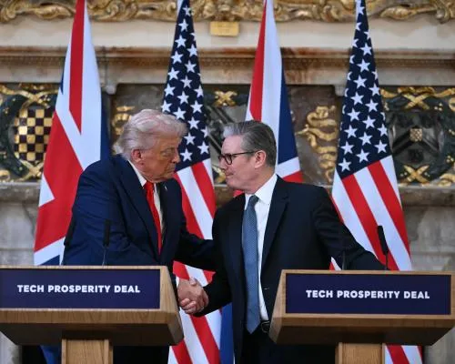 Trump Turns Fire on Vladimir Putin and Commends UK in Joint Appearance with Starmer