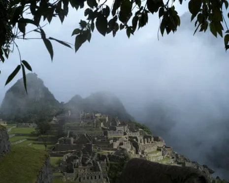 Rocks placed on Railway Lines Strand 900 Tourists at Machu Picchu